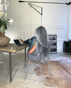 En casa de la escritora danesa Annika von Holdt Scene Girl, Grey Wig, Long Gray Hair, Going Gray, Grey Hair Color, Short Hairstyle