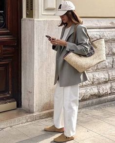 Elevate your autumn style with a casual yet elegant outfit. Featuring a grey blazer, white jeans, brown Birkenstocks, a chic basket, and a cool basecap, this look is perfect for a day in the city. #AutumnOutfit #CasualChic #GreyBlazer #WhiteJeans #Birkenstocks #FashionInspo #OOTD #FallFashion #ElegantStyle #CoolLook Casual Dinner Outfit Summer, Comfortable Casual Outfits, Chica Chola, Dinner Outfit Casual, Boston Fashion, Ripped Jeans Outfit, Latina Outfits