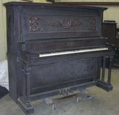 an old piano sitting in the middle of a room