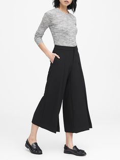 Loose Wide-Leg Cropped Pant Wide Leg Cropped Pants With Boots, Cropped Pants With Boots, Pants With Boots, Cropped Outfits, Mom Fits, Cropped Wide Leg Jeans, Wide Leg Cropped Pants, Wide Pants, Colourful Outfits