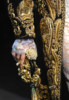 Avant Garde Fashion Photography, Masquerade Wedding, Hippy Chic, Rock Punk, Mode Chic, Couture Details, Avant Garde Fashion, Dolce E Gabbana, Baroque Fashion