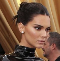 Kim Kardashian Sleek Bun, Kylie Jenner Slick Back Bun, Kendall Jenner Bun, Hairstyles For Fall, Straight Haircuts, Straight Hair With Bangs, Bangs Cut, Kendall Jenner Hair, Jenner Hair