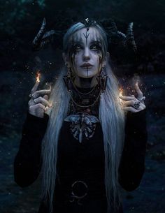 Creepy Halloween Makeup, Halloween Makeup Inspiration, Fantasy Portraits, Black Makeup, Fantasy Makeup, Dark Photography