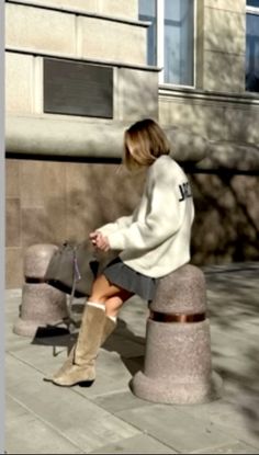 Suede Boots Outfit, Cozy Fall Outfits, Paris Fashion Week Street Style, Fashion Trends Winter, Suede Boots Knee High, Cold Weather Fashion, New Chic, Urban Looks