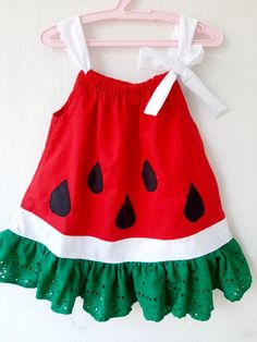 feito em tricoline, em três cores, babado em camarada bordada, Watermelon Dress, Sweet Watermelon, Vintage Girls Dresses, Baby Dress Design, Kids Frocks, Summer Watermelon, Girls Dresses Summer, Dresses Kids Girl