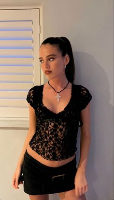 Olivia O'neil, Olivia Neill Brown Hair, Olivia Neill Outfit, Lace Bra Outfit Casual, Olivia Neill Style, Casual Night Out Outfit Summer, Lacy Outfits, Grammys Outfits, Date Outfit Aesthetic