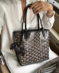 Small Goyard Bag, Small Goyard Tote, Mini Anjou Goyard Outfit, Goyard Mini Anjou Outfit, Mini Goyard Tote, Goyard Mini Tote Outfit, Goyard Tote Aesthetic, Goyard Bag Aesthetic, Black Goyard Tote