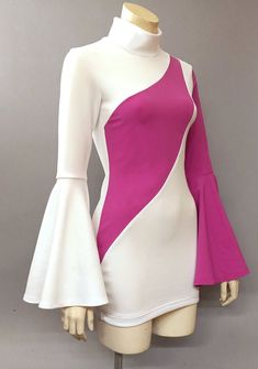 Dress Minimalist, 70s Party, Space Fashion, Long Bell Sleeves, Mod Fashion, Mod Dress, 1960s Fashion, 60s Fashion