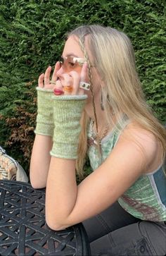 Arm Warmers Outfit, Gloves Outfit, Mode Crochet, Gloves Design, Diy Vetement, Crochet Fingerless Gloves, Spring Fits, Mode Vintage, Looks Vintage