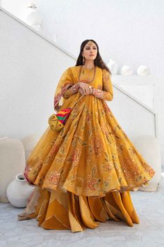 Designer Yellow Pishwas Dress for Indian Wedding Wear Dress For Indian Wedding, भारतीय दुल्हन संबंधी, Orang India, डिजाइनर कपड़े, Gaun Fashion, Traditional Indian Dress, Pakistani Fancy Dresses, Beautiful Pakistani Dresses, Salwar Kamiz