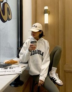 Sporty Outfits Aesthetic Winter, Airport Crush Outfit, Samba Style, Postpartum Outfits, Beach Autumn, Cap Code, Chica Chola, Dinner Outfit Casual, Latina Outfits