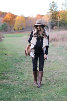 Fall maternity fashion in this fur and leather vest with a wool hat and riding boots. | Fall Maternity Style | Maternity Fashion Tips || Lauren McBride Sherpa Vest Outfit, Mama Outfits, Lauren Mcbride, Maternity Styles, Pregnancy Fashion