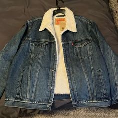 Mens Xl Levis Blue Jean Sherpa Brand New!! Levi's Casual Outerwear For Cold Weather, Levi's Blue Outerwear With Pockets, Levi's White Winter Outerwear, Levi's White Outerwear For Fall, Classic White Denim Outerwear, Levi's Blue Outerwear For Streetwear, Levi Jacket, Levis Jacket, Levis Men