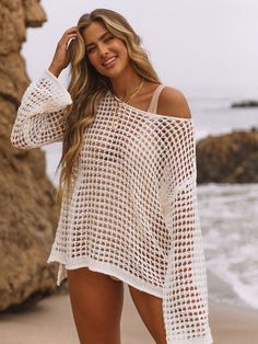 Montar cruceros a la orilla nunca se vio mejor que en Pacifica Beach Tunic. El encubrimiento de malla casual presenta una fabricación de ganchillo y un ajuste relajado. Relajado y divertido; es una cubierta de traje de baño genial. Disfruta también de este versátil estilo playero después de un chapuzón.  Detalles:    Túnica de playa Pacifica estilo casual  Forma relajada     Tela + Cuidado:  -Gancho de poliéster  - Lavar a máquina en ciclo delicado en una bolsa de lavandería de malla o lavar a Boho Chique, Beach Blouse, Beach Tunic, Crochet Cover, Crochet Cover Up, Beach Cover Ups, Mini Robes, Mode Casual, Bathing Suit Covers