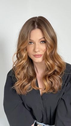 Cabelo ondulado com mechas ruivas acobreadas douradas Balayage Straight Hair, Curly Hair Braids, Copper Blonde, Medium Brown Hair, Beauty Tips For Hair