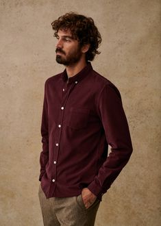 Classic collar;Patched pocket on chest;Hem gusset;Adjustable cuff fastening;100% organic cotton;Length from shoulder: 74 cm / 29.1 in (for a size M) Burgundy Shirt Outfit Men, Burgundy Shirt, Shirt Outfit Men, Burgundy Outfit, Parisian Style, Shirt Outfit, Dress Codes, New Look, Style Icons