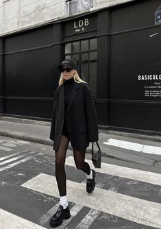 Blazer Outfits For Women, Cold Outfits, Paris Outfits, White Socks, All Black Outfit, Mode Inspo, Blazer Outfits