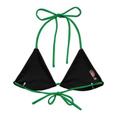 Adoptez les couleurs du drapeau guyanais avec ce haut de bikini à cordes rembourrées recyclé et respectueux de l'environnement pour votre prochaine course à la plage, à la piscine ou lors d'une fête. Le haut est fabriqué à partir de polyester recyclé doux, avec UPF 50+ et des bretelles polyvalentes et extensibles prêtes à être coiffées. Le dessus est double couche et est livré avec un rembourrage amovible supplémentaire pour plus de confort. Achetez-en un aujourd'hui et associez-le à une tenue p Green Moisture-wicking Swimwear For Beach, Green Swimwear With Uv Protection For Water Sports, Green Uv Protection Swimwear For Water Sports, Sporty Green Swimwear For Vacation, Green Triangle Top Swimwear For Surfing, Green Triangle Top Sports Swimwear, Green Triangle Top Swimwear For Sports, Sporty Green Triangle Top Swimwear, Green Sporty Swimwear For Beach Season