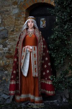 Medieval Hungarian Clothing, Early Middle Ages Fashion, Accurate Medieval Clothing, Middle Age Dress Medieval Gown, Medieval Woman Outfit, 1100s Fashion, 1200s Fashion, Medieval Mens Clothing, 12th Century Fashion