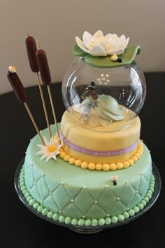 there is a cake that has been made to look like a fish bowl with flowers in it