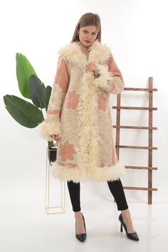 Traditional Cream Outerwear, Traditional Cream Outerwear For Fall, Rude Girl, Unique Boots, Coat Fur, Fur Coat Vintage, Long Coat Women, Sheepskin Coat, Style Coat