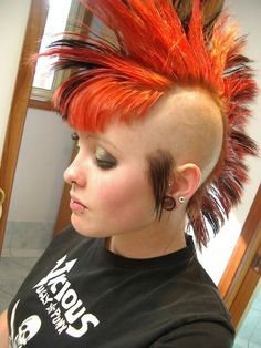 Red Pixie Haircut, Skin Heads, Female Mohawk, Punk Rock Girls, Look Grunge, Punk Looks