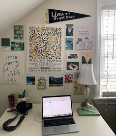 Desk with colorful posters on the wall above it College Gallery Wall Ideas, Dorm Room Poster Wall, College Gallery Wall, Posters For Study Table, Cottagecore Dorm Room Ideas, Headroom Ideas, Picture Wall Dorm, College Dorm Wall Art, Purple College Dorm