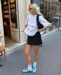 Linda Sza, Looks Adidas, Oversize Tshirt Outfits, Adidas Samba Outfit, Black Skirt Outfits, Samba Outfit, London Summer, Skandinavian Fashion, Miniskirt Outfits