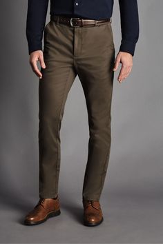 Busy day ahead? Get up and out in double-quick time with our non-iron chinos. Simply wash and hang, then wear and go. We've updated our Ultimate Non-Iron Chinos with a slimmer leg and a comfortable, curved waistband, so you can enjoy an improved fit. They're made from a cotton with a hint of stretch for easy movement and superior softness. Better still? The stain-resistant fabric doesn't hold marks, so it stays looking new for longer. Wear these versatile chinos all year round - they're the smar Minimalist Outfit Casual, Curved Waistband, Smart Casual Office, Minimalistic Outfits, Minimalist Fashion Men, Chinos Style, Charles Tyrwhitt