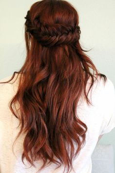 Flechtfrisur für lange Haare, dicker Zopf hochgesteckt, Haare mit freifallenden Strähnen, cremeweiße Damenbluse mit langen Ärmeln, Bild mit hellgrauem Hintergrund Fishtail Hair, Madison Reed Hair Color, Fishtail Hairstyles, Super Hair, Long Red