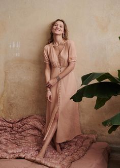 Vous avez un mariage cette année et vous ne savez pas quoi porter ? Découvrez notre sélection des plus belles robes à porter pour cette grande occasion. #aufeminin #mariage #robe #mode Sezane Dress, Look Rose, Silk Dress Long, Sheer Shorts, Fashion 2020, Model Poses, Vol 2, White Polka Dot, Winter Collection