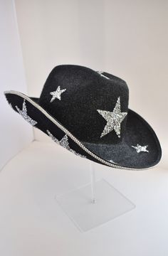 *Alle Hüte sind handgefertigt und auf Bestellung gefertigt* Die Mütze ist aufgeführt: Star Girl| Schwarz Glitzer Strass Stern Cowgirl Hut | Strass Cowboyhut | Festival | Junggesellinnenabschied | Geburtstag | Braut | Strass Cowgirl Dieser Hut ist ein schwarzer glitzernder Cowboyhut mit Strasssternen rundherum. Unter der Hutkrempe befinden sich ein paar Sterne, wie auf den Bildern zu sehen. Hutverkleinerer sind in der Bestellung enthalten. Alle Hüte sind handgefertigt und alle mit Cowgirl Drip Br Festival Bachelorette, Rhinestone Cowboy Hat, Rhinestone Cowboy, Rhinestone Cowgirl, Preppy Gifts, Bridal Invitations, Chapeau Cowboy, Rave Outfit, Cowgirl Hat