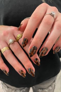 Tortie Szn 🤎 Nail inspo by @bysadiedaisy Nail Ideas Tortoise Shell, Hayleigh Beiber Nails, Cool Girl Nail Designs, Brown Nails Tortoise, Nails Acrylic Tortoise Shell, Oval Leopard Nails, Nail Inspo Tortoise Shell, Dark Leopard Print Nails, Pretty Neutral Nails Classy