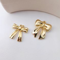 Gold Bow Tie Charm, Bow Tie Pendant, Bracelet Necklace Pendant, Gold Plated, Jewelry Findings S1220 Quantity: 1pc/10pcs Size:  #1: 21.5*20.6mm #2: 25.5*22mm Color: 18k Gold Material: Brass, Cubic Zircon, 18K real gold plated Gold Metal Jewelry For Gift Making, Quince Nails, Gold Bow Tie, Pendant Gold, Pendant Bracelet, Bracelet Necklace, Gold Plated Jewelry, Gold Material, Real Gold