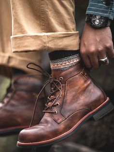 Mens Boots Online, Latest Fashion Shoes, Khaki Style, Khaki Fashion, Retro Mode, Motorcycle Boots, Brown Leather Boots