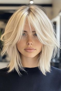 Short Platinum Bob With Bangs, Platinum Layered Bob, Platinum Curtain Bangs, Bright Blonde Hair With Bangs, Soft Curtain Bangs Short Hair, Haïr Cut With Curtain Bangs, Platinum Blonde Hair With Curtain Bangs, Soft Bangs Haircut, Blonde Bob Hairstyles With Bangs