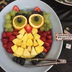 a plate with fruit in the shape of an owl on it's face and eyes