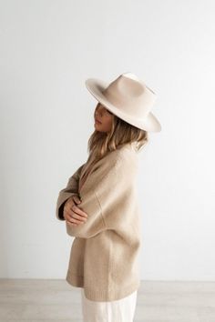 How to Pose for Photos: 48 Poses For Your Next Insta Photoshoot Felt Hats For Women, Rancher Hats, Wide Brim Felt Hat, Women Fedora, Rancher Hat, Hat Bands, Fedora Hat Women, Felt Hats