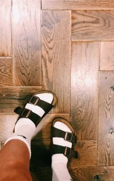 Berken Stocks Shoes, Birkenstocks Aesthetic, Sandals Aesthetic, Sandals With Socks, Jesus Sandals, Socks Aesthetic