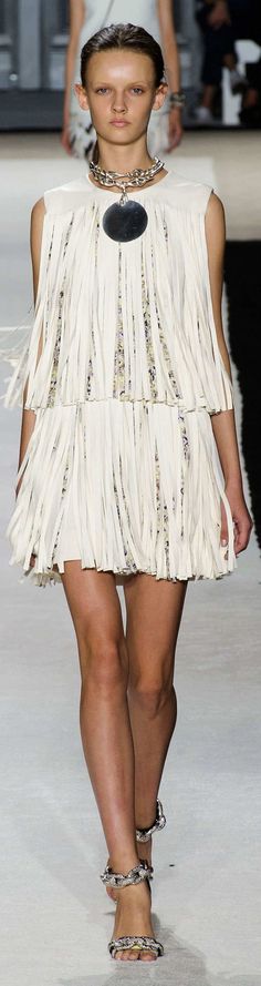 Giambattista Valli Collection Spring 2015 Mode Tips, Mode Chic, 2015 Fashion, Mode Inspiration, Dolce & Gabbana, White Fashion, Primavera Estate