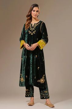 Shop for Anantaa by Roohi Green Velvet Embroidered Placement Kurta for Women Online at Aza Fashions Velvet Palazzo, Velvet Gowns, Green Velvet Pants, Velvet Wedding Dress, Velvet Suit Design, Velvet Trend, Velvet Kurta, Floral Palazzo Pants, Function Dresses