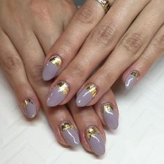 Déco ongle avec feuilles d'or idées pour créer une manucure glamour Holographic Glitter Nails, Foil Nail Art, Makeup Nails Designs, Nail Foil, Nagellack Trends, Chrome Nails Designs, Gold Nail Designs, Ombre Nail, Foil Nails