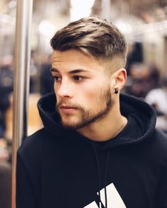 “Das war's noch nicht für heute  New York ist immer noch Thema Nummer 1, lest mehr über "subway" jetzt am Blog! #newyork #part6 ” Hair Male, Boys Haircuts, Mens Hairstyles Short, Fade Haircut, Pompadour, Silky Hair, Soft Hair