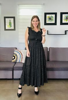 Con un maxi dress como este no te equivocas a la hora de vestir casual o para una ocasión especial. Bello y cómodos, estos versátiles vestidos largos están confeccionados en tejido de algodón y lúrex y cuentan con un forro del mismo tejido, que es voile de algodón. Mejorarán tu estilo en ocasiones especiales, eventos y días de playa. ¡Celebra la vida con el look perfecto! Modelo luce tamaño small/medium y mide 5’7. Casual Black Maxi Dress With Ruffles, Black Maxi Dress With Ruffles For Casual Occasions, Black Maxi Dress With Ruffles For Casual Wear, Black Ruffled Maxi Dress For Casual Occasions, Elegant Black Maxi Dress For Day Out, Black Sleeveless Dressy Maxi Dress, Dressy Sleeveless Black Maxi Dress, Dressy Black Sleeveless Maxi Dress, Casual Black Maxi Dress For Dress Down Occasions