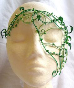 Would be a cool Green Ivy Costume Mask...green vine half mask. wire and beads Poison Ivy Kostüm, Dryad Costume, Elvish Dress, Earth Dress, Diy Fantasia, Ivy Costume, Poison Ivy Costumes, Half Mask, Masks Masquerade