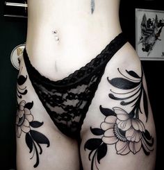 Feminine Thigh Tattoos, Goth Tattoo, Stomach Tattoos, Tattoo Feminina, Hip Tattoo, Dope Tattoos, Little Tattoos, Creative Tattoos