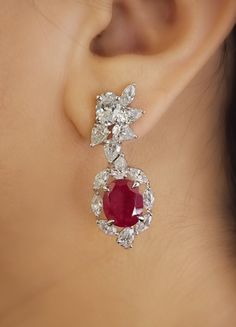 Beautiful pair of dangler earrings Diamond Bali Earrings, Diamond Bali, Expensive Jewellery, Indian Gold Necklace Designs, Real Diamond Earrings, Diamond Tops, Diamond Chandelier Earrings, Diamond Chandelier, Bali Earrings