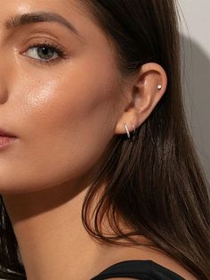 Stud And Hoop Ear Piercing, Double Helix Double Lobe, Multiple Ear Piercings Classy, 2 Piercing Ear, Small Ear Piercings Ideas Classy, Piercings Ear Minimalist, Ear Piercing Ideas 3 Holes, Double Ear Piercing Black Woman, Double Lobe Piercing Aesthetic