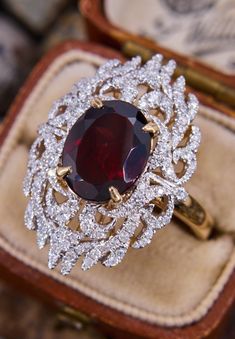 Exquisite Oval Ruby Ring, Tiaras Jewellery, Zircon Jewelry, Dream Engagement Rings, Classy Jewelry, Royal Jewelry, Vintage Jewels, Exquisite Jewelry, Round Brilliant Cut Diamond