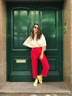 Gold Shoes Outfit, Sneakers Street, Practical Fashion, Gold Shoes, Colored Pants, Red Pants, Sneakers Outfit